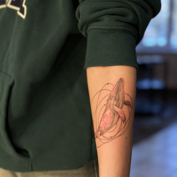 На руці кит, фото - тату салон TATTOO LAMARCH