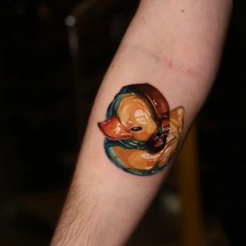 На руці кольорові 3d качка, фото - тату салон TATTOO LAMARCH