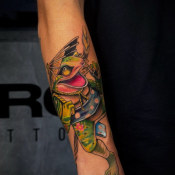 Тату на руке цветные лягушка, фото - Тату салон TATTOO LAMARCH