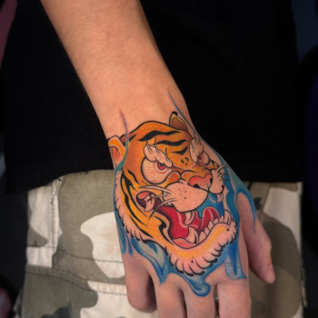 Мужские тигр на кисти, фото - тату салон TATTOO LAMARCH