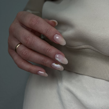 нежный маникюр, маникюр с рисунком, молочный маникюр