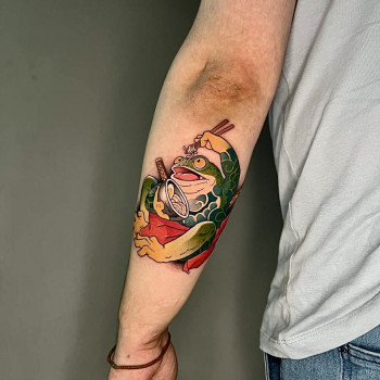 Тату на руке цветные лягушка, фото - Тату салон TATTOO LAMARCH