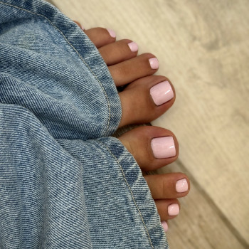 Нюдовий педикюр