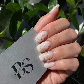 Нюдовий манікюр з блискітками, фото - Салон краси Beauty Svit