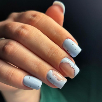 блакитний манікюр