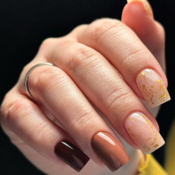 коричневий манікюр