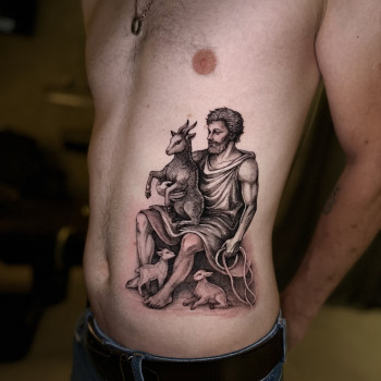 На боку в греческом стиле, фото - тату салон TATTOO LAMARCH