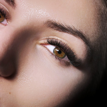 Нарощування вій додає погляду виразності , глибини, густоту та обʼєм натуральних вій.