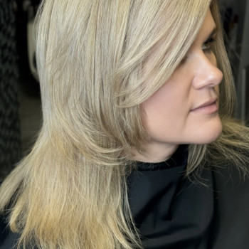 Волосся- це перше на що звертають увагу. Якщо у тебе шикарне волосся, вважай , пів справи зроблено .