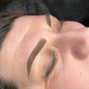 Поновлення перманентного макіяжу брів