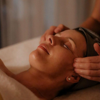 Авторський моделюючий масаж обличчя 3-в-1: Ручна пластика, Гуаша та Вакуум.
                    Физиотерапевт  Черновцы