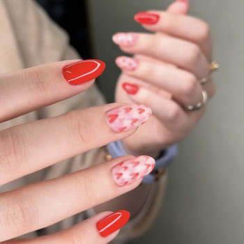 Красный маникюр миндаль с сердечками, фото - Мастер маникюра Карина Хуторна
