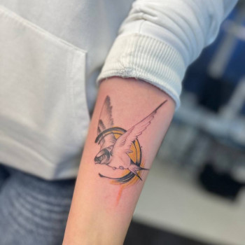 Тату на руці ластівки птах, фото - Тату майстер Аліна Оскома