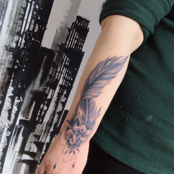На предплечье перо, фото - тату мастер Алена Мельник