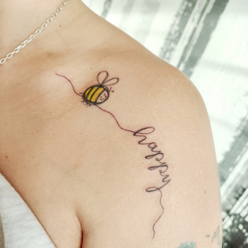 Надпись мультяшные пчела, фото - тату мастер Алена Мельник