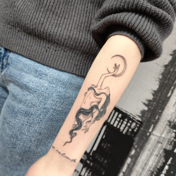 На предплечье девушка, фото - тату мастер Алена Мельник