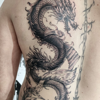 На спине дракон большие, фото - тату мастер Алена Мельник