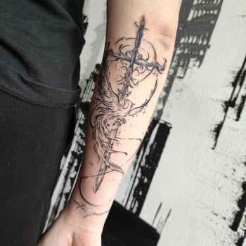 На предплечье меч феникс, фото - тату мастер Алена Мельник