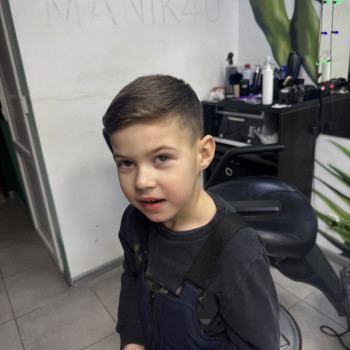 Чоловічі стрижки; оформлення бороди
                    Перукарня EDGE studio Харків