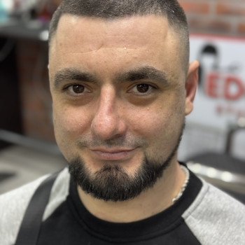 Чоловічі стрижки; оформлення бороди
                    Перукарня EDGE studio Харків