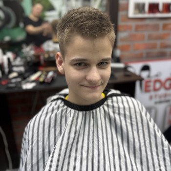 Чоловічі стрижки; оформлення бороди
                    Перукарня EDGE studio Харків