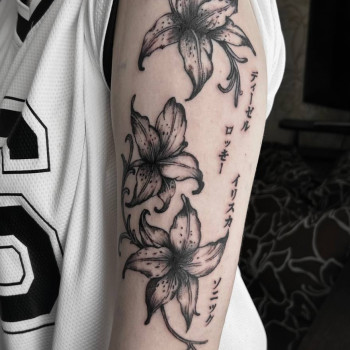 Тату на плечі ієрогліфи лілія, фото - Тату салон Quart Tattoo