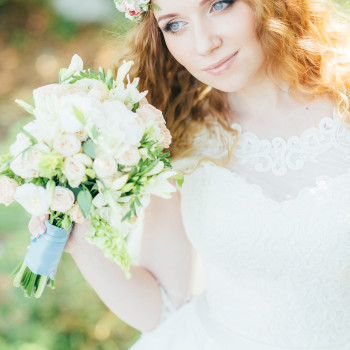 Нежный портрет невесты с венком в волосах и цветочный букет в мягком солнечном свете. Свадебный фотограф в Днепре – природная красота, легкие эмоции и романтическая атмосфера прогулки., фото - фотограф Дмтрий Покидин