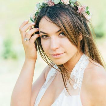 Портрет невесты в цветочный венок — нежный взгляд, естественный свет и легкое летнее настроение. Свадебный фотограф в Днепре снимаю живые эмоции, красивые детали образа и романтические прогулки., фото - фотограф Дмтрий Покидин