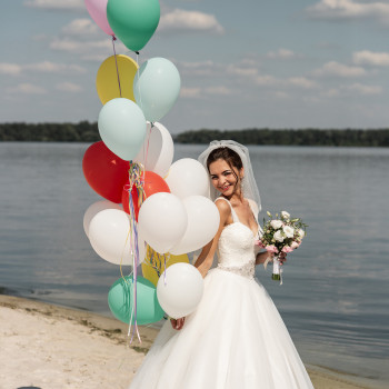 Невеста на берегу реки с яркими шарами и букетом — легкий, праздничный кадр в Солнечный день. Свадебный фотограф в Днепре ловлю живые эмоции, красивые детали и атмосферу вашего праздника., фото - фотограф Дмтрий Покидин