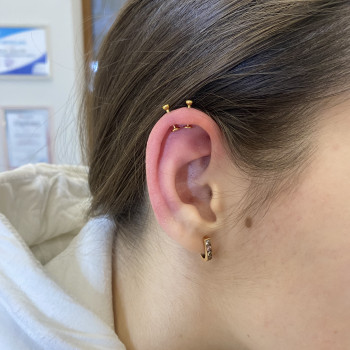 Прокол хряща уха «Вертикальный Хеликс», фото - мастер по пирсингу Татьяна Ананьева