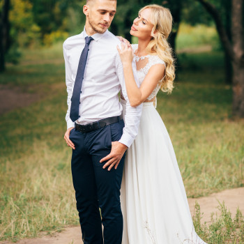 Нежный портрет молодоженов на природе: невеста касается плеча жениха, теплый взгляд и легкая прогулочная атмосфера., фото - фотограф Дмтрий Покидин