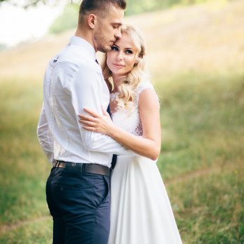 Теплые объятия молодоженов на природе: нежный поцелуй в лоб и спокойный взгляд невесты в кадре, романтические love story, мягкий свет и живые эмоции без постановки., фото - фотограф Дмтрий Покидин