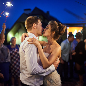 Поцелуй молодоженов в вечернем свете бенгальских огней — искренняя эмоция и атмосфера финала свадьбы, фото - фотограф Дмтрий Покидин