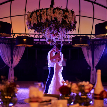 Первый танец молодоженов в вечернем свете: романтика на танцполе под красивым декором и мягкой подсветкой зала. Свадебный фотограф в Днепре — репортаж банкета, атмосфера вечера и живые эмоции в кадре, фото - фотограф Дмтрий Покидин