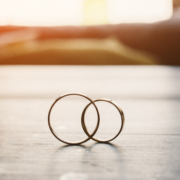 Два кольца в теплом свете — символ начала семейной истории и главная деталь свадебного дня, фото - фотограф Дмтрий Покидин