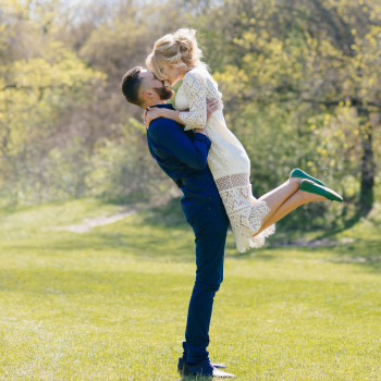 Эмоциональный кадр прогулки: жених поднимает невесту, поцелуй и много воздуха и света вокруг, фото - фотограф Дмтрий Покидин