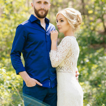 Портрет пары во время прогулки: нежные прикосновения, естественный свет и легкая весенняя зелень вокруг, живые кадры love story, красивые цвета и внимание к деталям образа., фото - фотограф Дмтрий Покидин