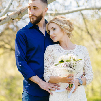 Нежный портрет пара на природе: объятия под ветвями деревьев, мягкий свет и букет белых цветов в руках невесты., фото - фотограф Дмтрий Покидин