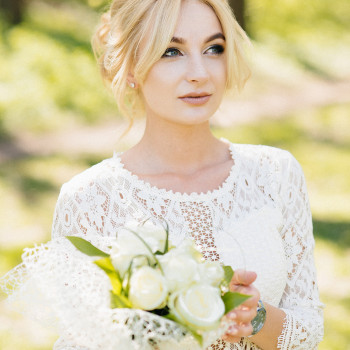 Портрет невесты с букетом белых роз в мягком солнечном свете – нежный взгляд и естественная красота без лишней постановки. Свадебный фотограф в Днепре — чистый цвет, аккуратные детали и атмосферные кадры прогулки., фото - фотограф Дмтрий Покидин