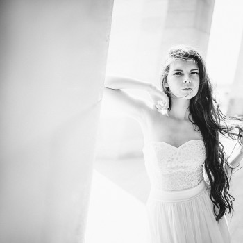 Черно-белый портрет невесты в городской локации: графические линии архитектуры, сильный взгляд и легкое движение волос., фото - фотограф Дмтрий Покидин