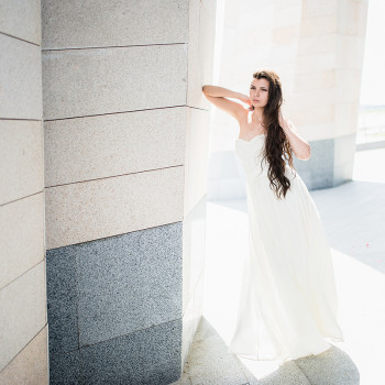 Невеста в минималистической городской локации: белое платье, длинные волосы и чистый свет современной архитектуры. Свадебный фотограф в Днепре – стильные портреты, естественные эмоции и аккуратная работа со светом., фото - фотограф Дмтрий Покидин