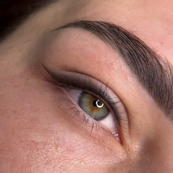 Стрілка з тушуванням відразу після процедури, фото - майстер перманентного макіяжу Анна Савченко