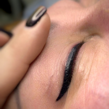 Класична стрілочка на очах.