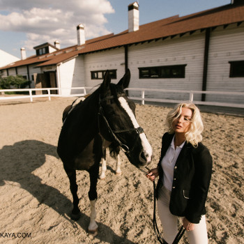 Портрет фотосесія з машиною на природі, фото - Весільний фотограф Анна Шаульська