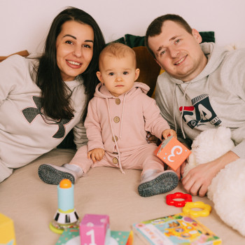 Сімейна фотосесія у студії мама донька на день народження сімейне фото київ студійна студійний портрет, фото - весільний фотограф Анна Шаульська