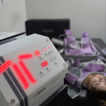 лімфодренажний масаж робиться апаратом,а також є масаж лімфодренажний,який робиться руками