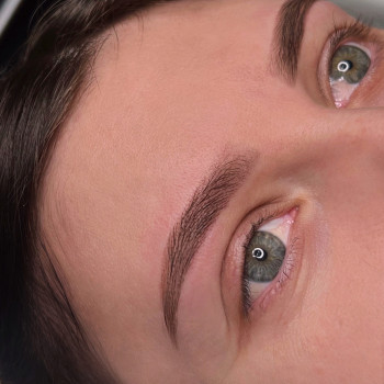 Корекція та фарбування брів хною.