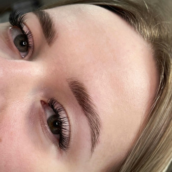 Ламінування брів + фарбування та корекція брів.