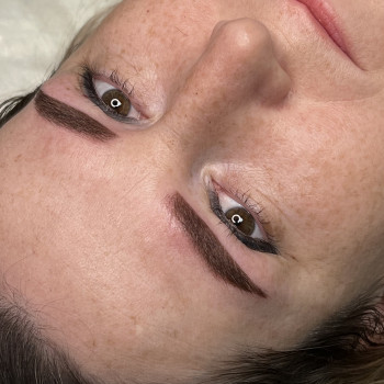 Перманент брів мінеральними пігментами.