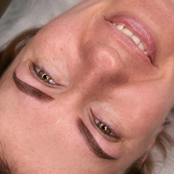 Перманент брів мінеральними пігментами.